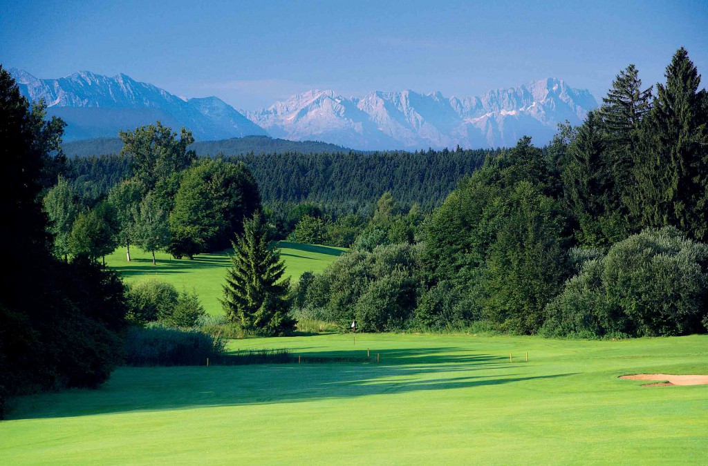 Umrahmt von den Alpen, dem Starnberger See und den Osterseen: Die Golfanlage Iffeldorf