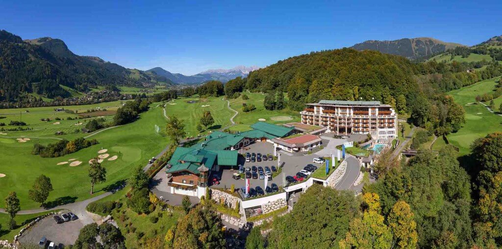 Inmitten des Golfplatzes Eichenheim liegt das Fünf-Sterne-Hotel Grand Tirolia Kitzbühel. Foto: Simon Oberleitner