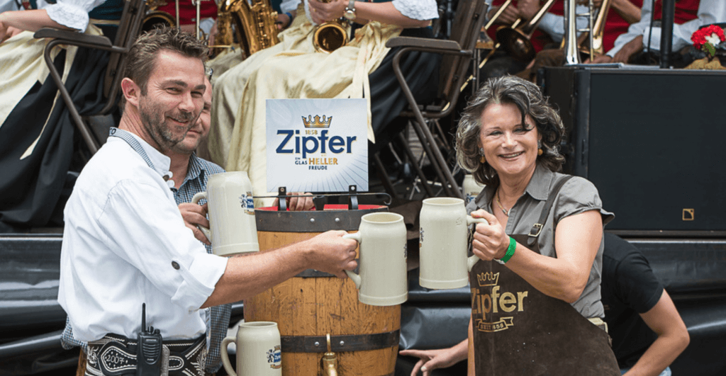 Bürgermeisterin Hedwig Wechner zapft das erste Bier an. Foto: Verein Wörgler Stadtfest 