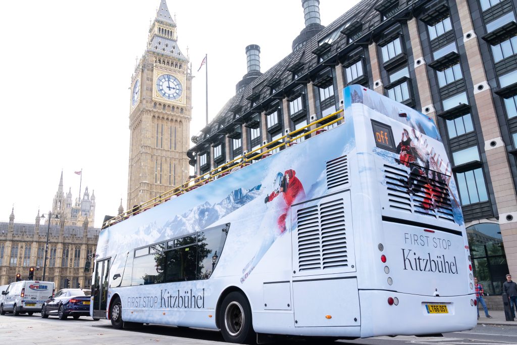 Der Kitzbühel-Bus in London mit dem Big Ben im Hintergrund. Foto: Kitzbühel Tourismus